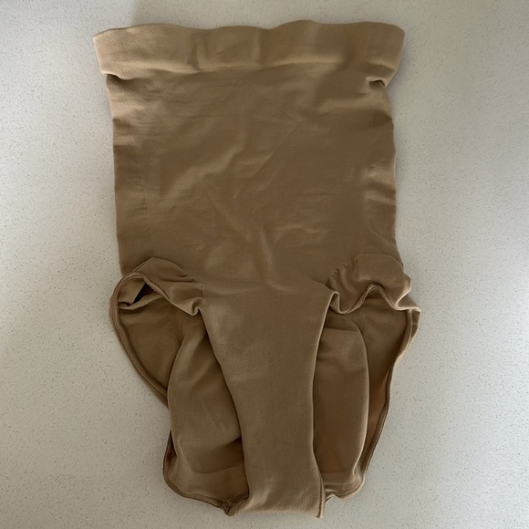 SKIMS SEAMLESS SCULPT HIGH WAISTED BRIEF SIZE SMALL - Picture 5 of 8